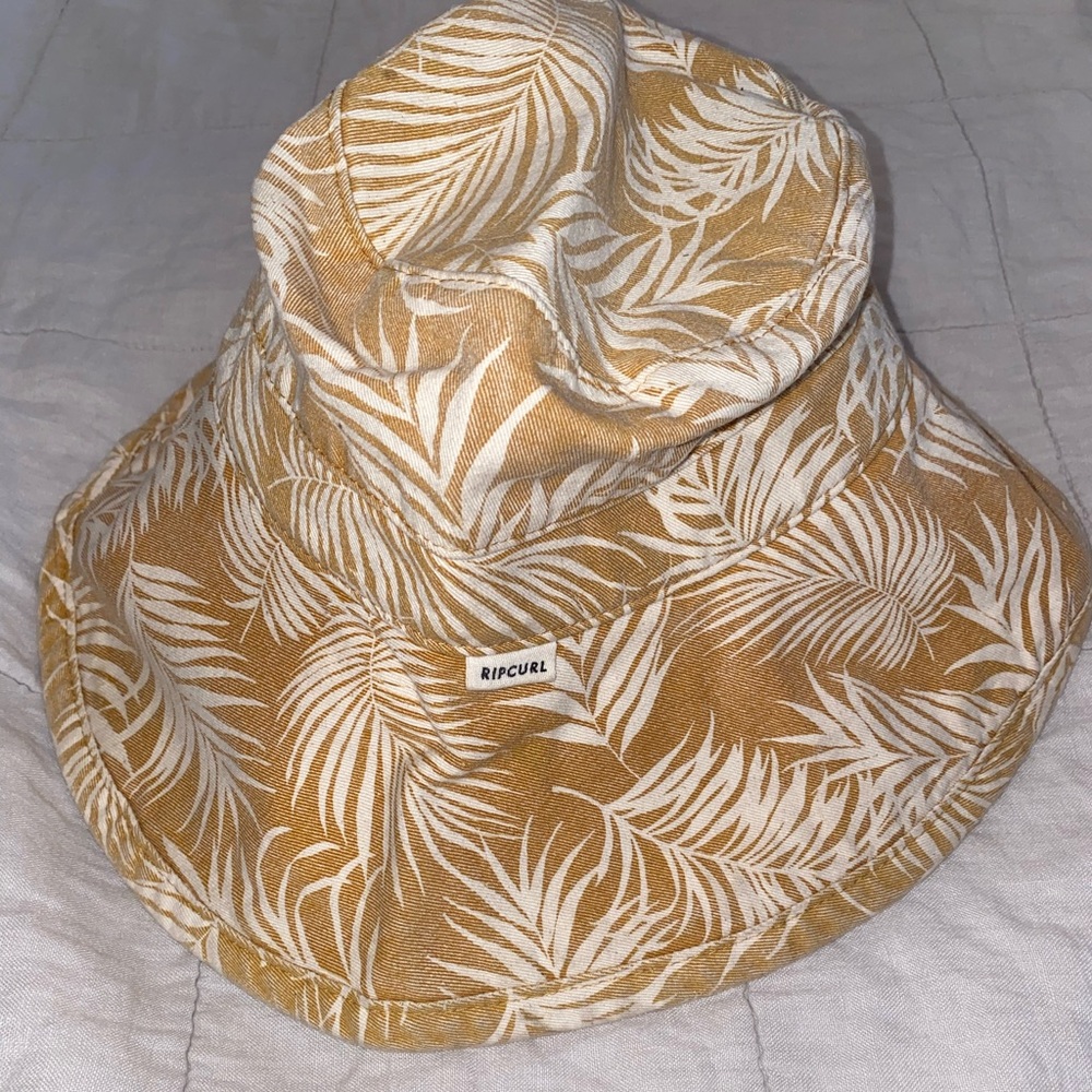 Rip Curl Beige and White Leaf Pattern Bucket Hat